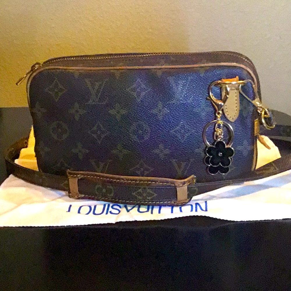 💯% real LOUIS VUITTON, crossbody/ cosmetic Monogram bag🦋